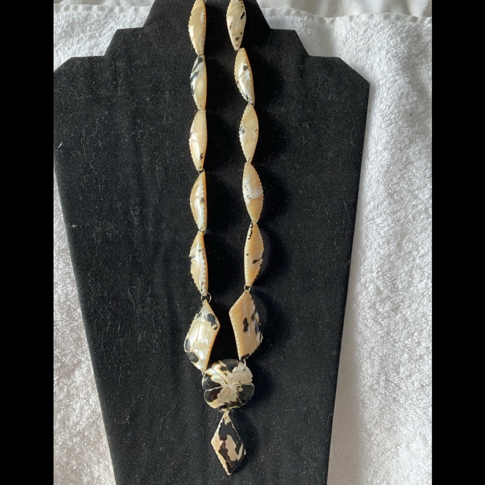Woman’s shell necklace ** 4 for $ 25.00**